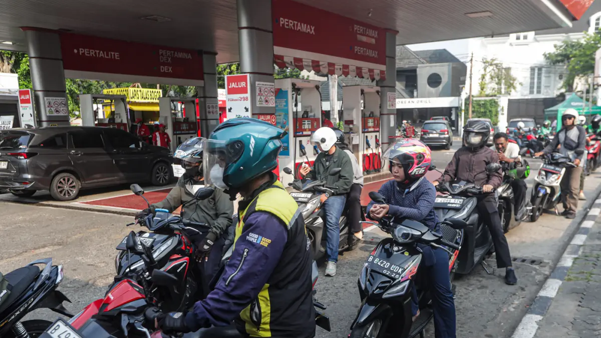Antrian warga mengisi bahan bakar minyak (BBM) di SPBU Pertamina Menteng, Jakarta, Rabu (10/6/2026). (Salman Toyibi/Jawa Pos)