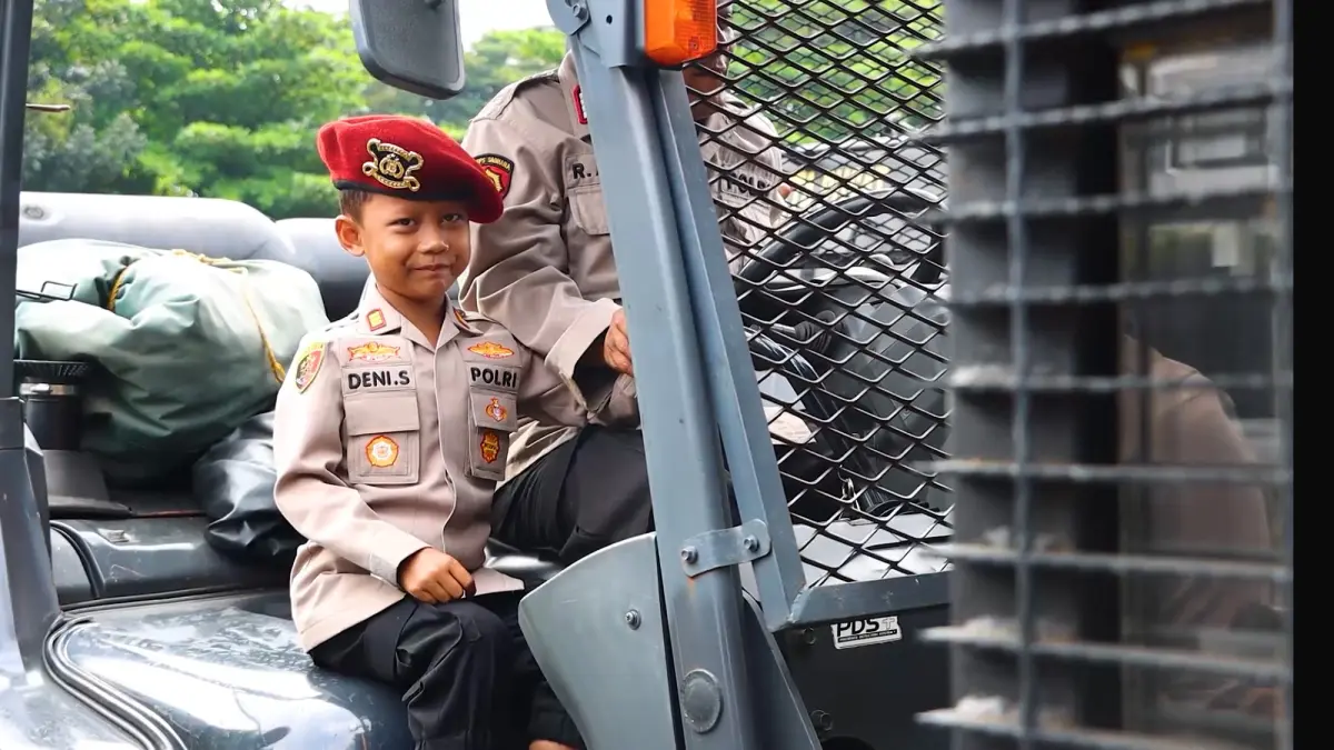 Deni, bocah penderita leukemia yang menjadi polisi cilik di Polres Jakarta Pusat. (Mabes Polri) - Image
