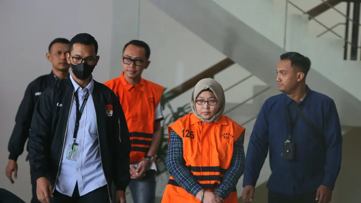 Ketua Tim Pemeriksaan Badan Pemeriksa Keuangan (BPK) Perwakilan Sumatera Selatan Titin Rita Lestari resmi ditahan usai menjalani pemeriksaan di Gedung Merah Putih KPK, Jakarta, Kamis (11/6/2026). (Dery Ridwansah/ JawaPos.com)
