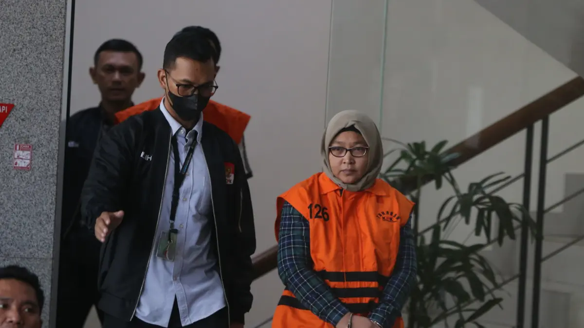 Ketua Tim Pemeriksaan Badan Pemeriksa Keuangan (BPK) Perwakilan Sumatera Selatan Titin Rita Lestari resmi ditahan usai menjalani pemeriksaan di Gedung Merah Putih KPK, Jakarta, Kamis (11/6/2026). (Dery Ridwansah/ JawaPos.com)