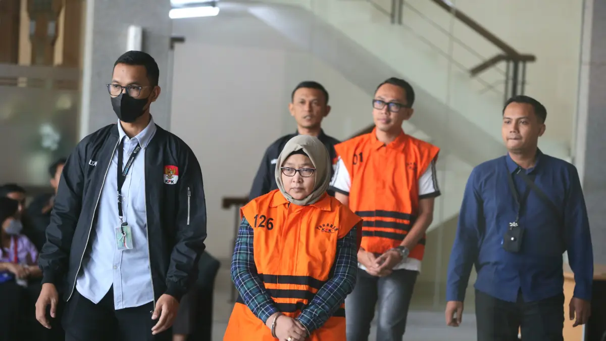 Ketua Tim Pemeriksaan Badan Pemeriksa Keuangan (BPK) Perwakilan Sumatera Selatan Titin Rita Lestari resmi ditahan usai menjalani pemeriksaan di Gedung Merah Putih KPK, Jakarta, Kamis (11/6/2026). (Dery Ridwansah/ JawaPos.com)