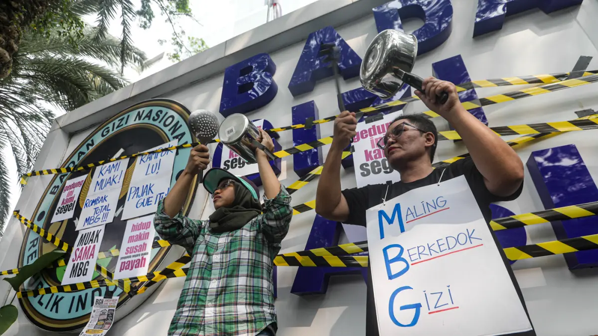 Massa yang tergabung dalam Aliansi MBG Watch menggelar aksi unjuk rasa di depan kantor Badan Gizi Nasional, Jalan Kebon Sirih, Jakarta Pusat, Rabu (10/6/2026). (Salman Toyibi/Jawa Pos)