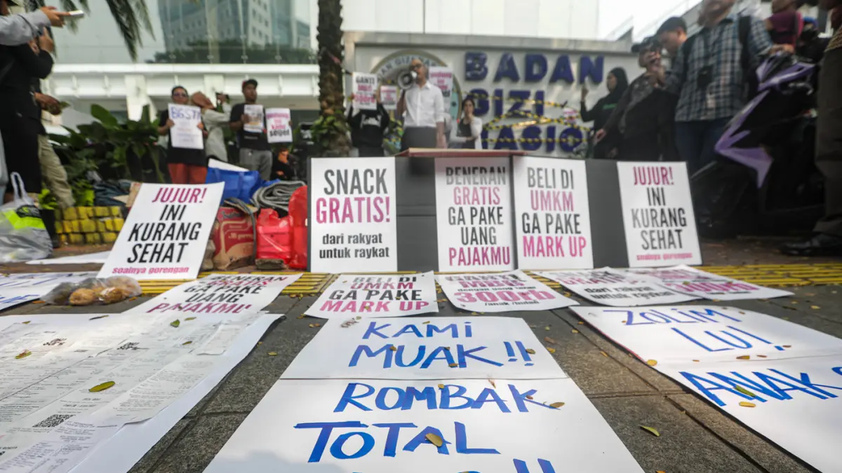 Massa yang tergabung dalam Aliansi MBG Watch menggelar aksi unjuk rasa di depan kantor Badan Gizi Nasional, Jalan Kebon Sirih, Jakarta Pusat, Rabu (10/6/2026). (Salman Toyibi/Jawa Pos)