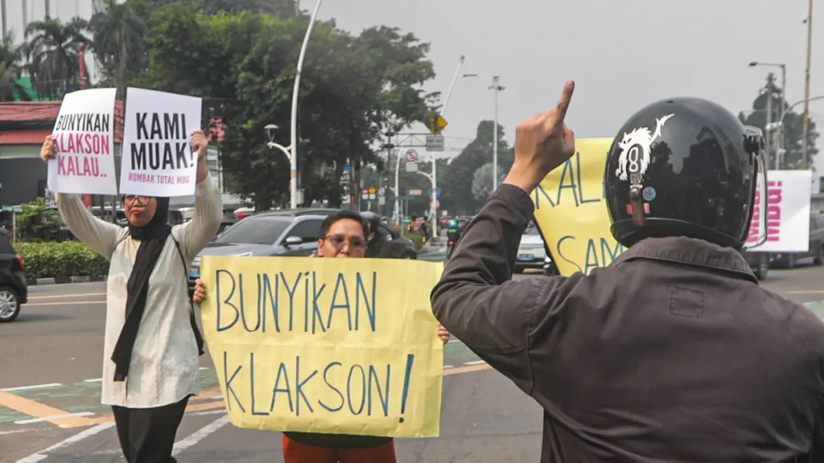 Massa yang tergabung dalam Aliansi MBG Watch menggelar aksi unjuk rasa di depan kantor Badan Gizi Nasional, Jalan Kebon Sirih, Jakarta Pusat, Rabu (10/6/2026). (Salman Toyibi/Jawa Pos)