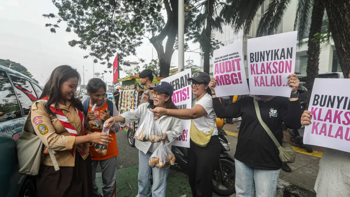 Massa yang tergabung dalam Aliansi MBG Watch menggelar aksi unjuk rasa di depan kantor Badan Gizi Nasional, Jalan Kebon Sirih, Jakarta Pusat, Rabu (10/6/2026). (Salman Toyibi/Jawa Pos)
