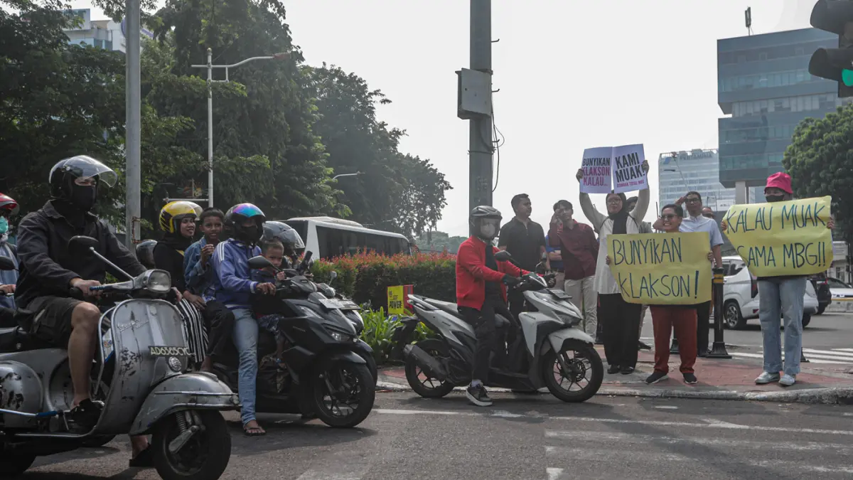 Massa yang tergabung dalam Aliansi MBG Watch menggelar aksi unjuk rasa di depan kantor Badan Gizi Nasional, Jalan Kebon Sirih, Jakarta Pusat, Rabu (10/6/2026). (Salman Toyibi/Jawa Pos)