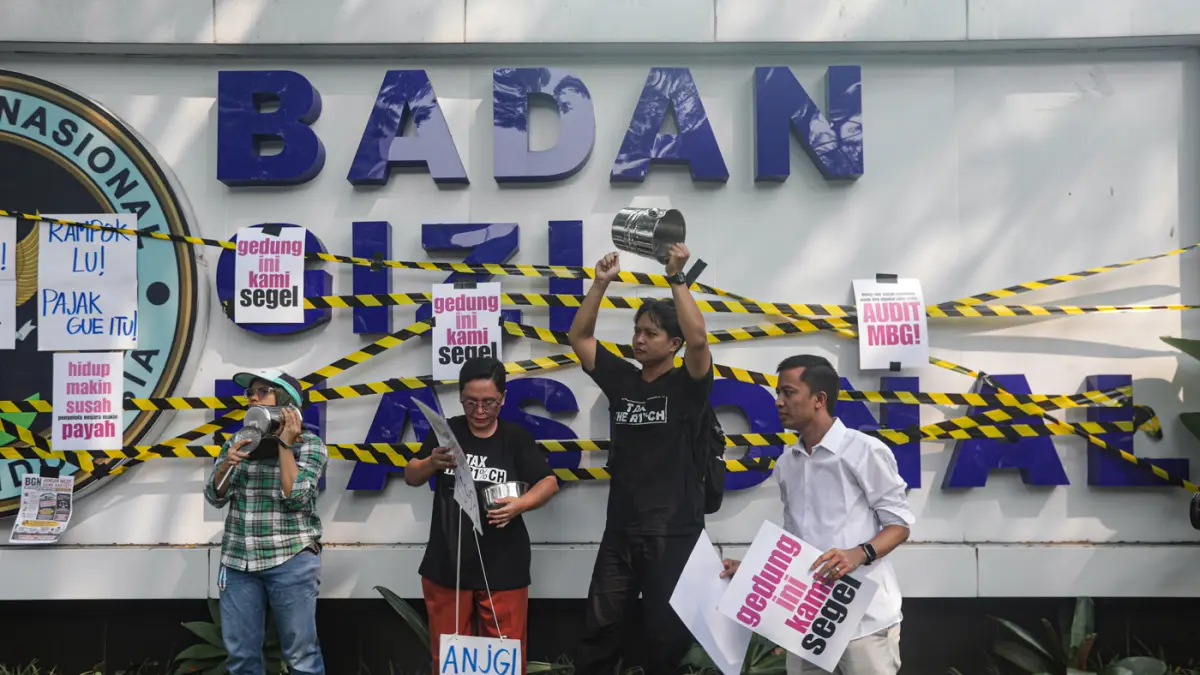Massa yang tergabung dalam Aliansi MBG Watch menggelar aksi unjuk rasa di depan kantor Badan Gizi Nasional, Jalan Kebon Sirih, Jakarta Pusat, Rabu (10/6/2026). (Salman Toyibi/Jawa Pos)