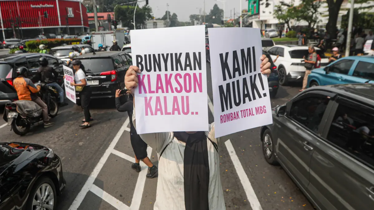 Massa yang tergabung dalam Aliansi MBG Watch menggelar aksi unjuk rasa di depan kantor Badan Gizi Nasional, Jalan Kebon Sirih, Jakarta Pusat, Rabu (10/6/2026). (Salman Toyibi/Jawa Pos)