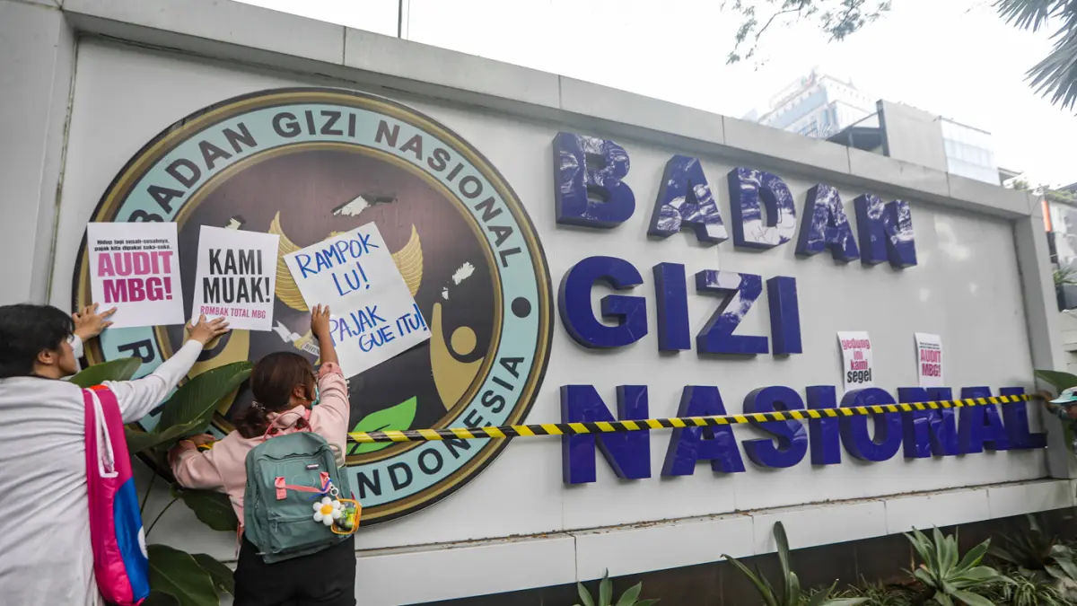 Massa yang tergabung dalam Aliansi MBG Watch menggelar aksi unjuk rasa di depan kantor Badan Gizi Nasional, Jalan Kebon Sirih, Jakarta Pusat, Rabu (10/6/2026). (Salman Toyibi/Jawa Pos)