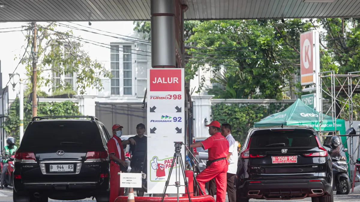 Petugas melayani pengisian bahan bakar minyak (BBM) jenis Pertamax di SPBU Pertamina Menteng, Jakarta, Rabu (10/6/2026). (Salman Toyibi/Jawa Pos)
