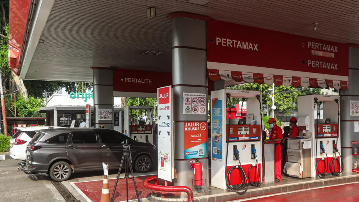 Petugas melayani pengisian bahan bakar minyak (BBM) jenis Pertamax di SPBU Pertamina Menteng, Jakarta, Rabu (10/6/2026). (Salman Toyibi/Jawa Pos)
