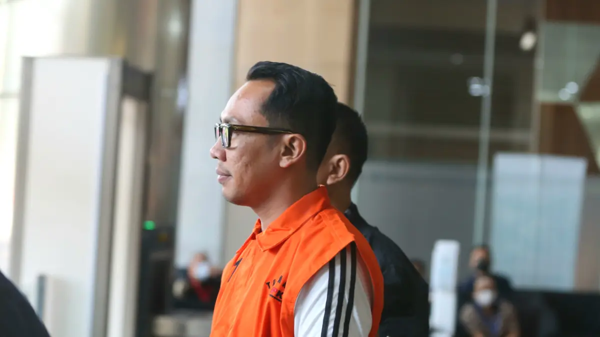 Pihak swasta Augus Dwianggara resmi ditahan usai menjalani pemeriksaan di Gedung Merah Putih KPK, Jakarta, Kamis (11/6/2026). (Dery Ridwansah/ JawaPos.com)