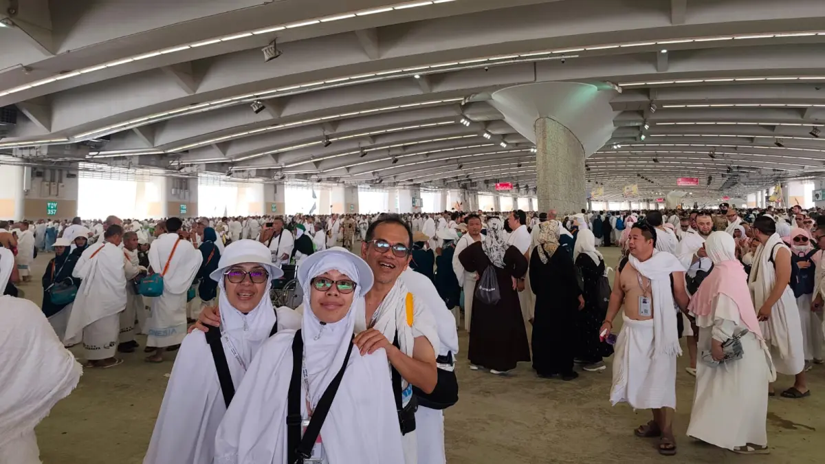 Sharfina Diah Nuratika bersama kedua orang tuanya, Andradiet Ixvetrial Jacob Alis dan Lilis Ardifiyanti seusai lontar jumrah Aqabah di Jamarat, 27 Mei 2026. (Dokumentasi Lilis Ardifiyanti) - Image