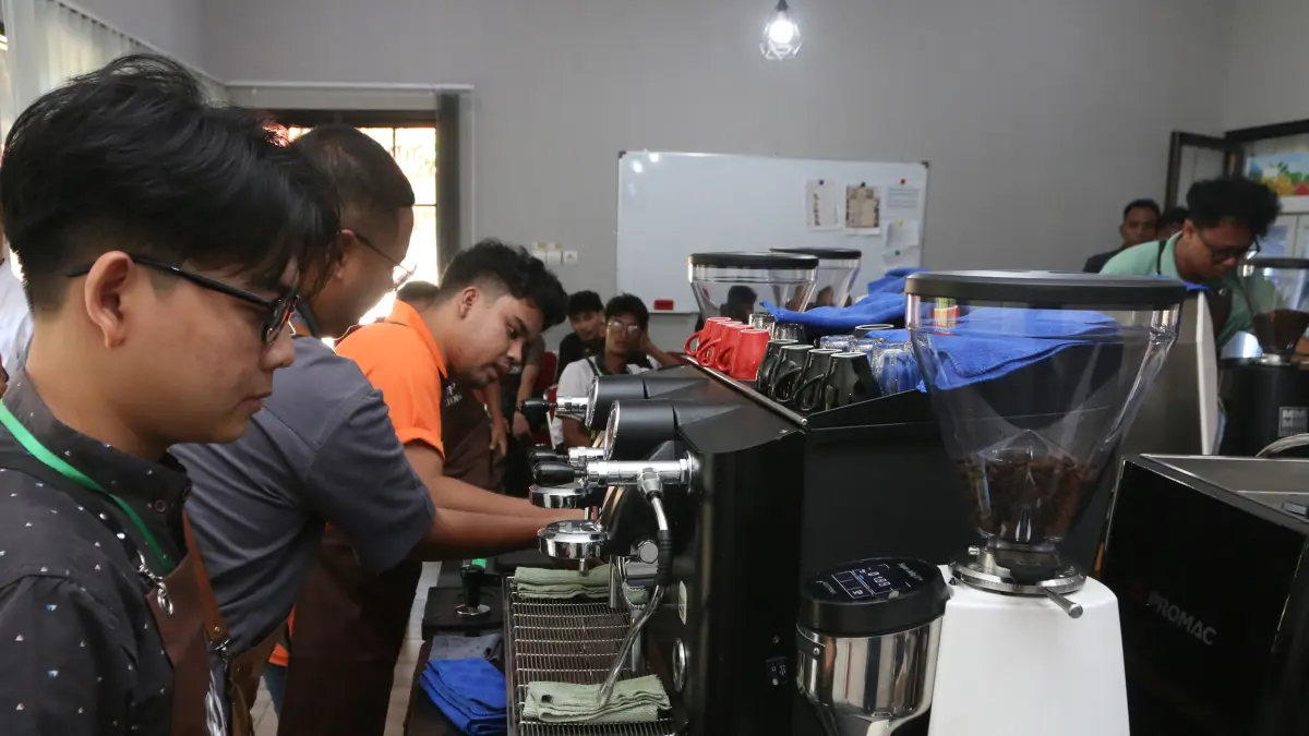 Peserta mempraktikkan menyeduh kopi secara manual dan Mengoperasikan mesin grinder kopi dalam pelatihan kerja barista di Balai Latihan Kerja (BLK) Jasa dan Pariwisata Provinsi Jateng, Semarang, Jawa Tengah, Rabu (10/6/2026). (Nur Chamim/Jawa Pos Radar Sem