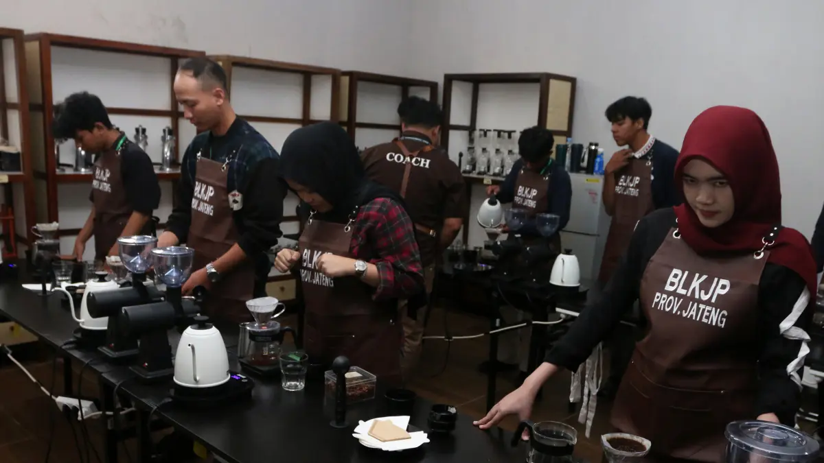 Peserta mempraktikkan menyeduh kopi secara manual dan Mengoperasikan mesin grinder kopi dalam pelatihan kerja barista di Balai Latihan Kerja (BLK) Jasa dan Pariwisata Provinsi Jateng, Semarang, Jawa Tengah, Rabu (10/6/2026). (Nur Chamim/Jawa Pos Radar Sem