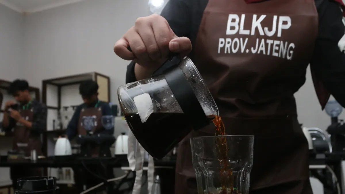 Peserta mempraktikkan menyeduh kopi secara manual dan Mengoperasikan mesin grinder kopi dalam pelatihan kerja barista di Balai Latihan Kerja (BLK) Jasa dan Pariwisata Provinsi Jateng, Semarang, Jawa Tengah, Rabu (10/6/2026). (Nur Chamim/Jawa Pos Radar Sem