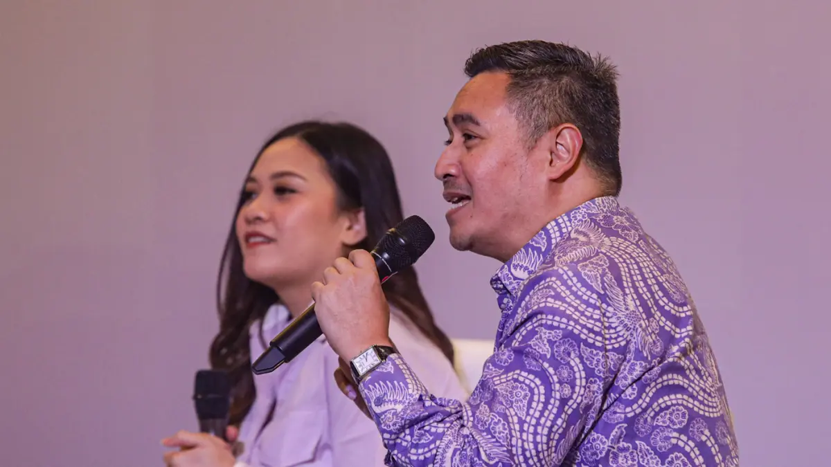 Medical and Scientific Affairs Director Sarihusada Dr. dr. Ray Wagiu Basrowi bersama Momfluencer Sandra Devita memberikan paparan pada acara diskusi SADARi gejala Alergi Waspada Alergi Susu Sapi Sejak Dini di Jakarta, Kamis (11/6/2026). (Salman Toyibi/Jaw
