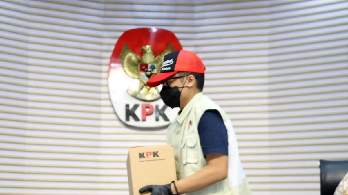 Petugas KPK menunjukkan barang bukti uang tunai saat konferensi pers gelar perkara operasi tangkap tangan (OTT) kasus dugaan suap audit laporan keuangan di Kabupaten Muara Enim oleh BPK, di Gedung Merah Putih KPK, Jakarta, Kamis (11/6/2026). (Dery Ridwans