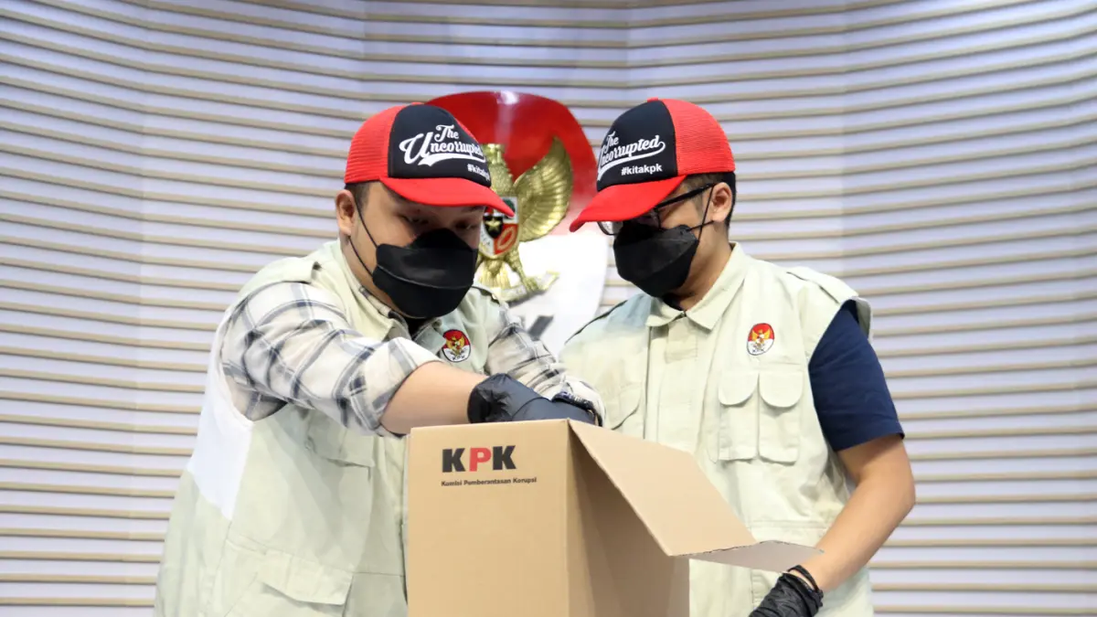 Petugas KPK menunjukkan barang bukti uang tunai saat konferensi pers gelar perkara operasi tangkap tangan (OTT) kasus dugaan suap audit laporan keuangan di Kabupaten Muara Enim oleh BPK, di Gedung Merah Putih KPK, Jakarta, Kamis (11/6/2026). (Dery Ridwans