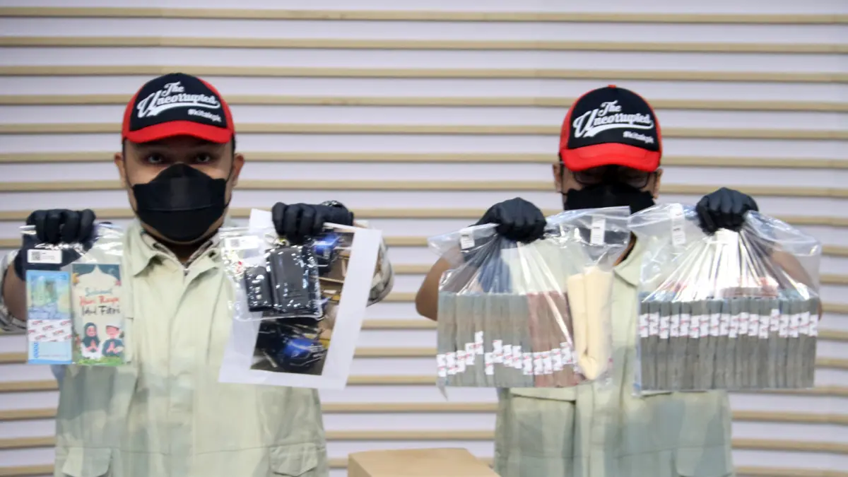Petugas KPK menunjukkan barang bukti uang tunai saat konferensi pers gelar perkara operasi tangkap tangan (OTT) kasus dugaan suap audit laporan keuangan di Kabupaten Muara Enim oleh BPK, di Gedung Merah Putih KPK, Jakarta, Kamis (11/6/2026). (Dery Ridwans