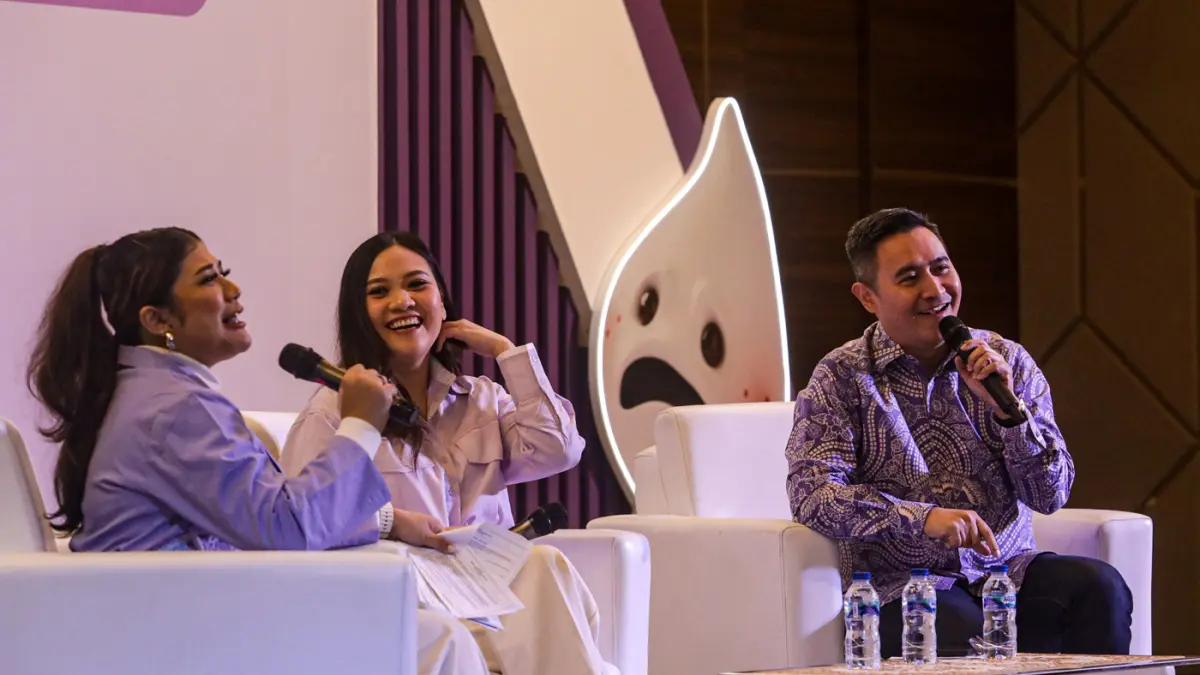 Medical and Scientific Affairs Director Sarihusada Dr. dr. Ray Wagiu Basrowi bersama Momfluencer Sandra Devita memberikan paparan pada acara diskusi SADARi gejala Alergi Waspada Alergi Susu Sapi Sejak Dini di Jakarta, Kamis (11/6/2026). (Salman Toyibi/Jaw