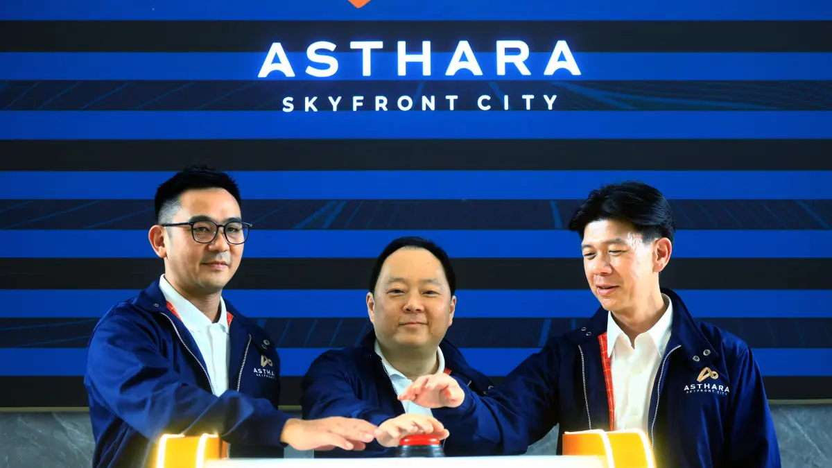 Aruna Hidayat selaku Head of Residence Asthara Skyfront City, Supardi Ang selaku CEO Asthara Skyfront City dan Fresco Prasetya selaku Head of Sales and Marketing Asthara Skyfront City resmi meluncurkan Shophouses The Floritz Gallery.