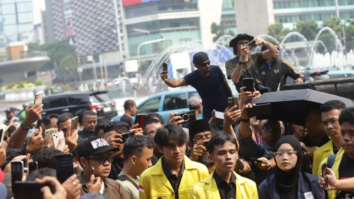 Mahasiswa melakukan aksi unjuk rasa menuju Bundaran HI di Jalan MH Thamrin, Jakarta, Jumat (12/6/2026). (Dery Ridwansah/ JawaPos.com)