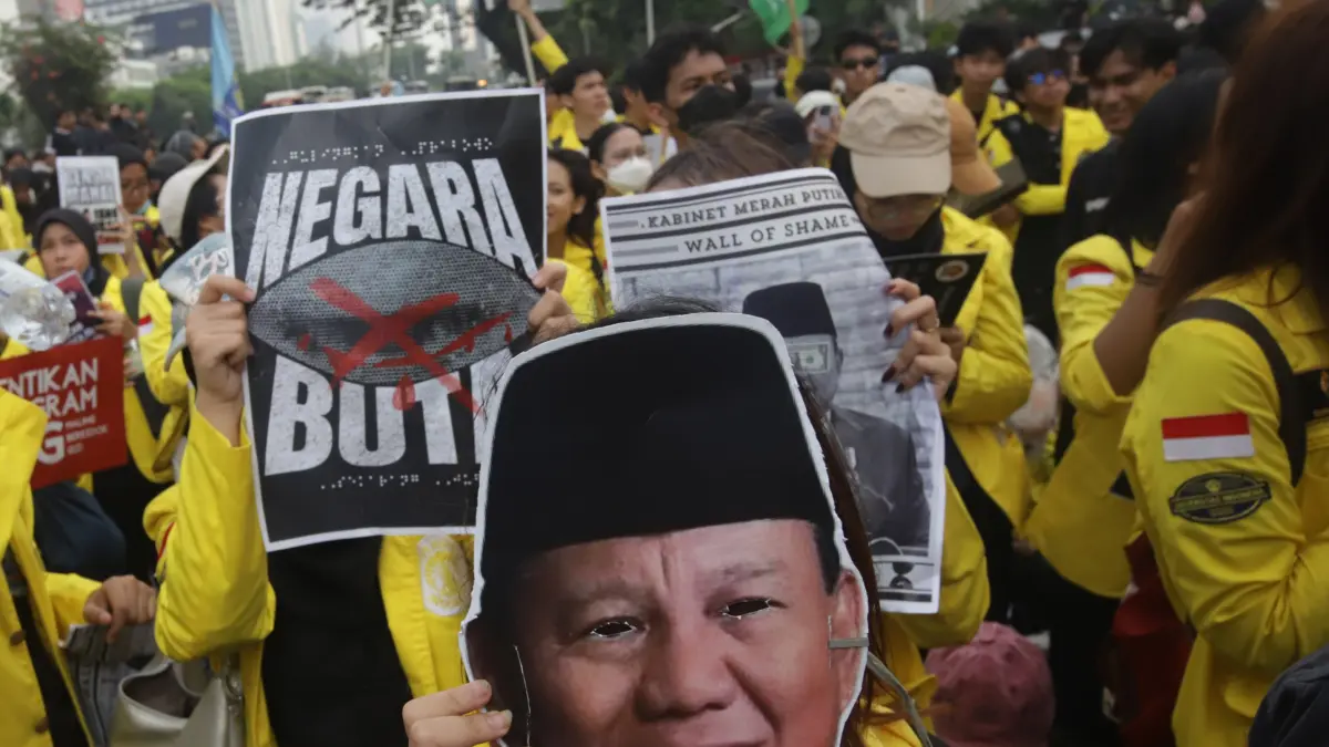 Mahasiswa melakukan aksi unjuk rasa menuju Bundaran HI di Jalan MH Thamrin, Jakarta, Jumat (12/6/2026). (Dery Ridwansah/ JawaPos.com)