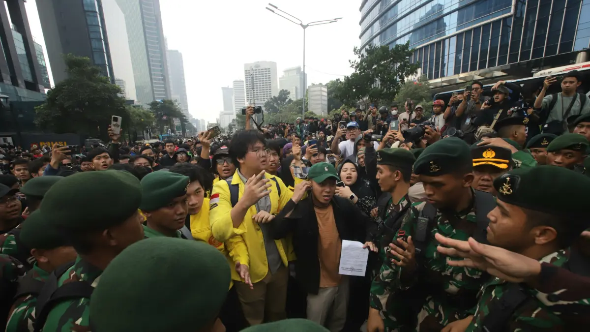 Mahasiswa melakukan aksi unjuk rasa menuju Bundaran HI di Jalan MH Thamrin, Jakarta, Jumat (12/6/2026). (Dery Ridwansah/ JawaPos.com)
