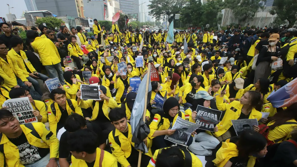 Mahasiswa melakukan aksi unjuk rasa menuju Bundaran HI di Jalan MH Thamrin, Jakarta, Jumat (12/6/2026). (Dery Ridwansah/ JawaPos.com)