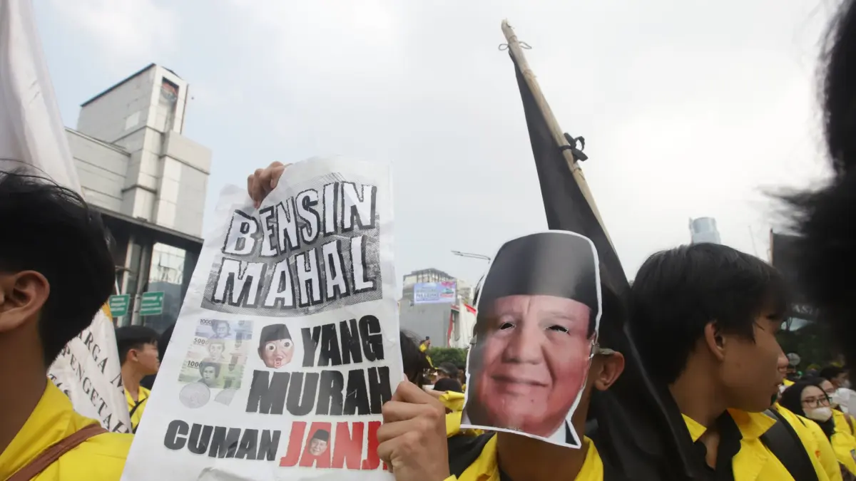 Mahasiswa melakukan aksi unjuk rasa menuju Bundaran HI di Jalan MH Thamrin, Jakarta, Jumat (12/6/2026). (Dery Ridwansah/ JawaPos.com)