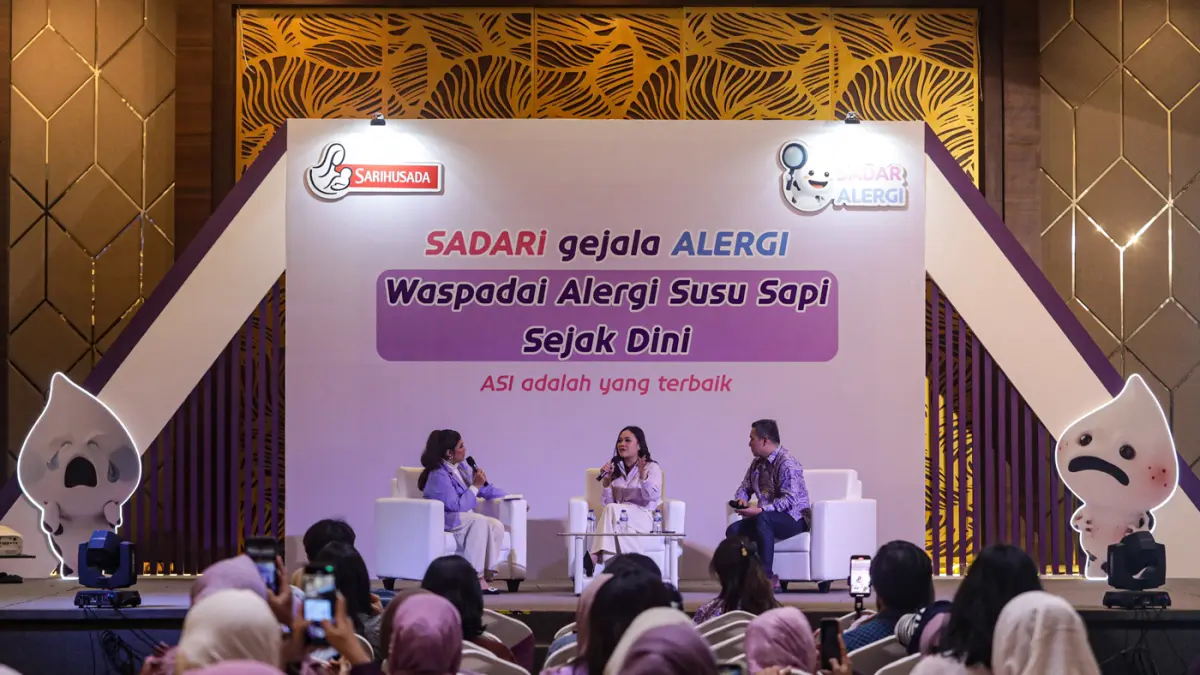 Medical and Scientific Affairs Director Sarihusada Dr. dr. Ray Wagiu Basrowi bersama Momfluencer Sandra Devita memberikan paparan pada acara diskusi SADARi gejala Alergi Waspada Alergi Susu Sapi Sejak Dini di Jakarta, Kamis (11/6/2026). (Salman Toyibi/Jaw