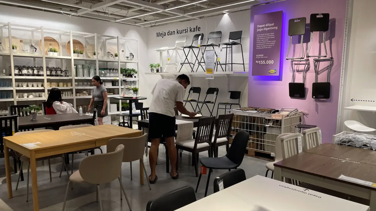 Pengunjung melihat produk furnitur di Tangerang, Banten, Kamis (11/6/2026). (Salman Toyibi/Jawa Pos)