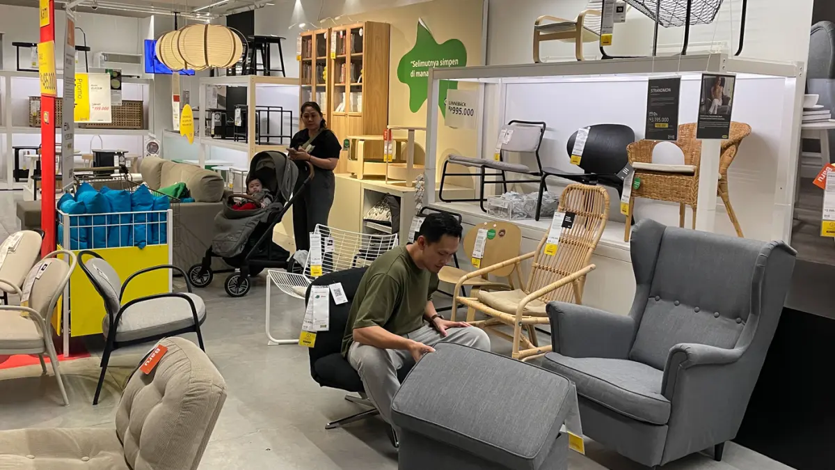 Pengunjung melihat produk furnitur di Tangerang, Banten, Kamis (11/6/2026). (Salman Toyibi/Jawa Pos)