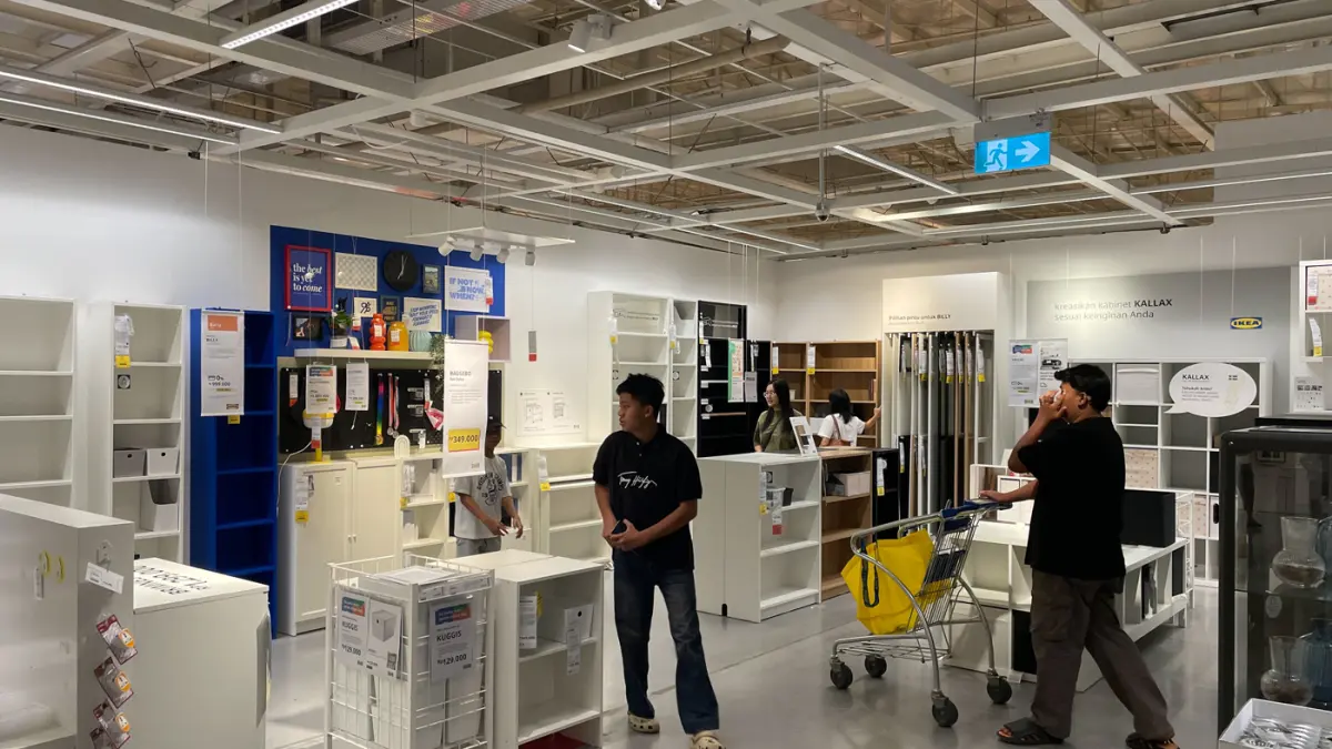 Pengunjung melihat produk furnitur di Tangerang, Banten, Kamis (11/6/2026). (Salman Toyibi/Jawa Pos)