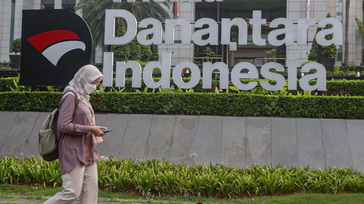 Petugas berjaga di depan logo Danantara di Jakarta, Kamis (11/6/2026). (Salman Toyibi/Jawa Pos)