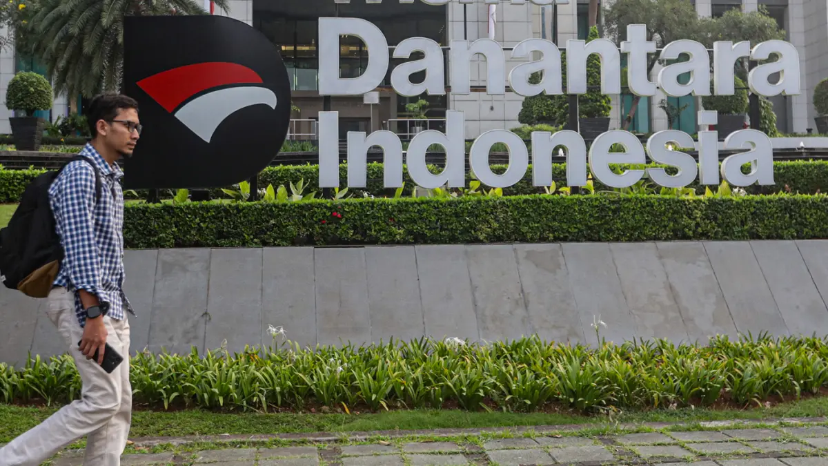 Petugas berjaga di depan logo Danantara di Jakarta, Kamis (11/6/2026). (Salman Toyibi/Jawa Pos)