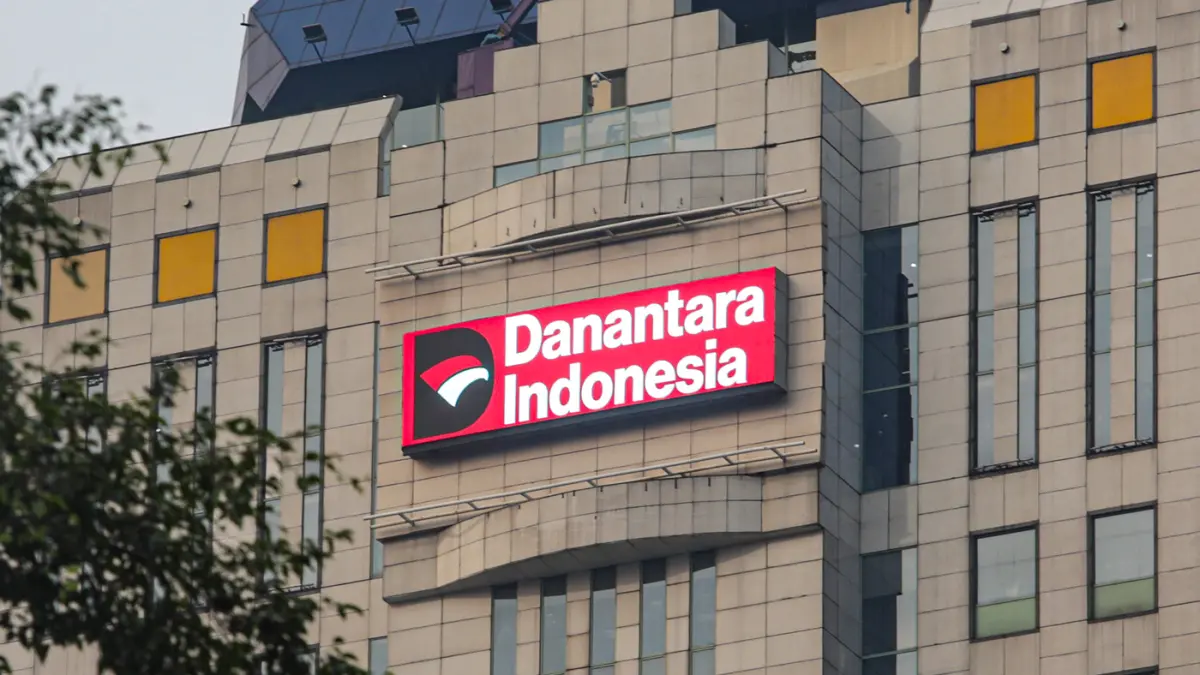 Petugas berjaga di depan logo Danantara di Jakarta, Kamis (11/6/2026). (Salman Toyibi/Jawa Pos)