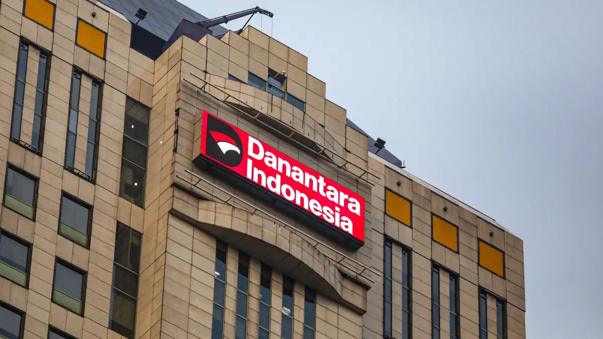 Petugas berjaga di depan logo Danantara di Jakarta, Kamis (11/6/2026). (Salman Toyibi/Jawa Pos)