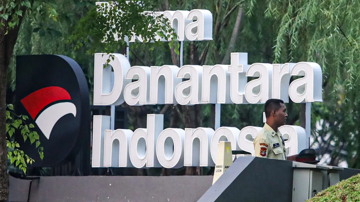 Petugas berjaga di depan logo Danantara di Jakarta, Kamis (11/6/2026). (Salman Toyibi/Jawa Pos)