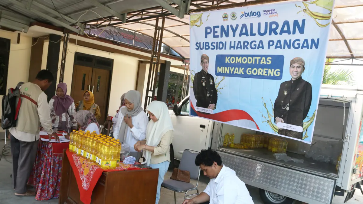 Petugas melayani warga membeli minyak goreng dalam program penyaluran subsidi harga pangan komoditas minyak goreng di Kantor Kecamatan Genuk, Semarang, Jawa Tengah, Kamis (11/6/2026). (Nur Chamim/Jawa Pos Radar Semarang)