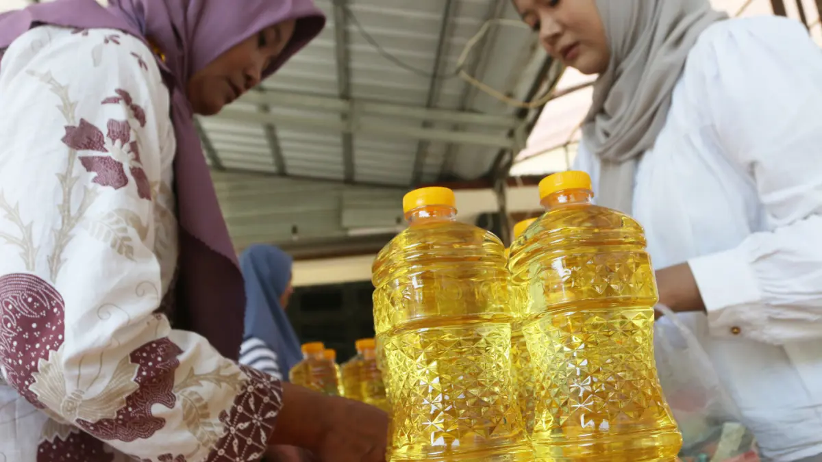Petugas melayani warga membeli minyak goreng dalam program penyaluran subsidi harga pangan komoditas minyak goreng di Kantor Kecamatan Genuk, Semarang, Jawa Tengah, Kamis (11/6/2026). (Nur Chamim/Jawa Pos Radar Semarang)