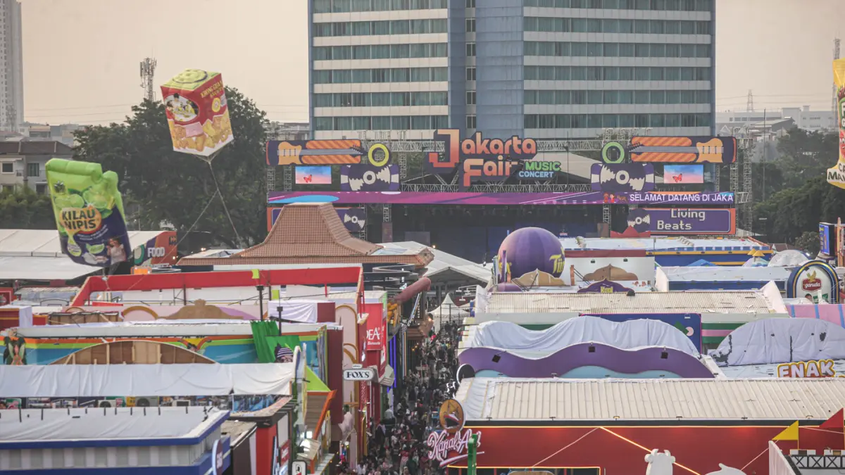 Sejumlah pengunjung memadati Pekan Raya Jakarta (PRJ) 2026 di Kemayoran, Jakarta, Kamis (11/06/2026). (Hanung Hambara/Jawa Pos)