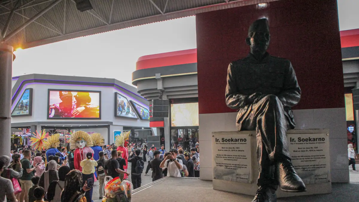 Sejumlah pengunjung memadati Pekan Raya Jakarta (PRJ) 2026 di Kemayoran, Jakarta, Kamis (11/06/2026). (Hanung Hambara/Jawa Pos)
