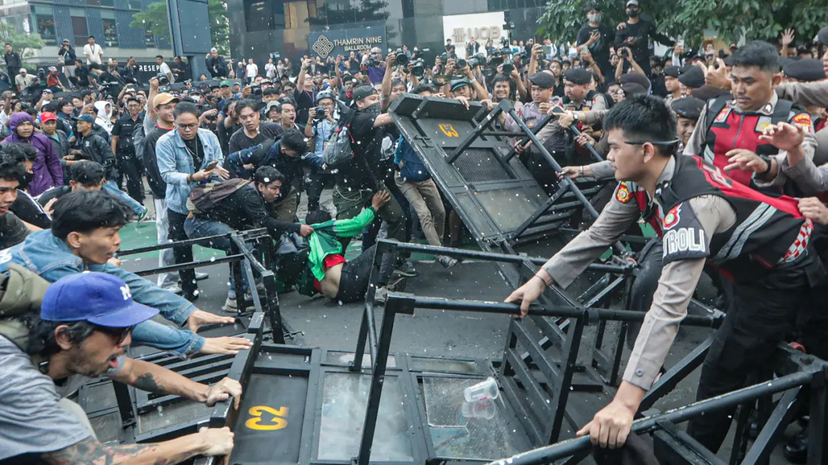 Sejumlah masa aksi berusaha membuka blokade yang dilakukan pihak kepolisian di jalan Jendral Sudirman, Jakarta, Jumat (12/6/2026). Dalam aksinya mahasiswa menuntut agar pemerintah menghentikan pemborosan APBN, turunkan harga kebutuhan pokok dan BBM, henti