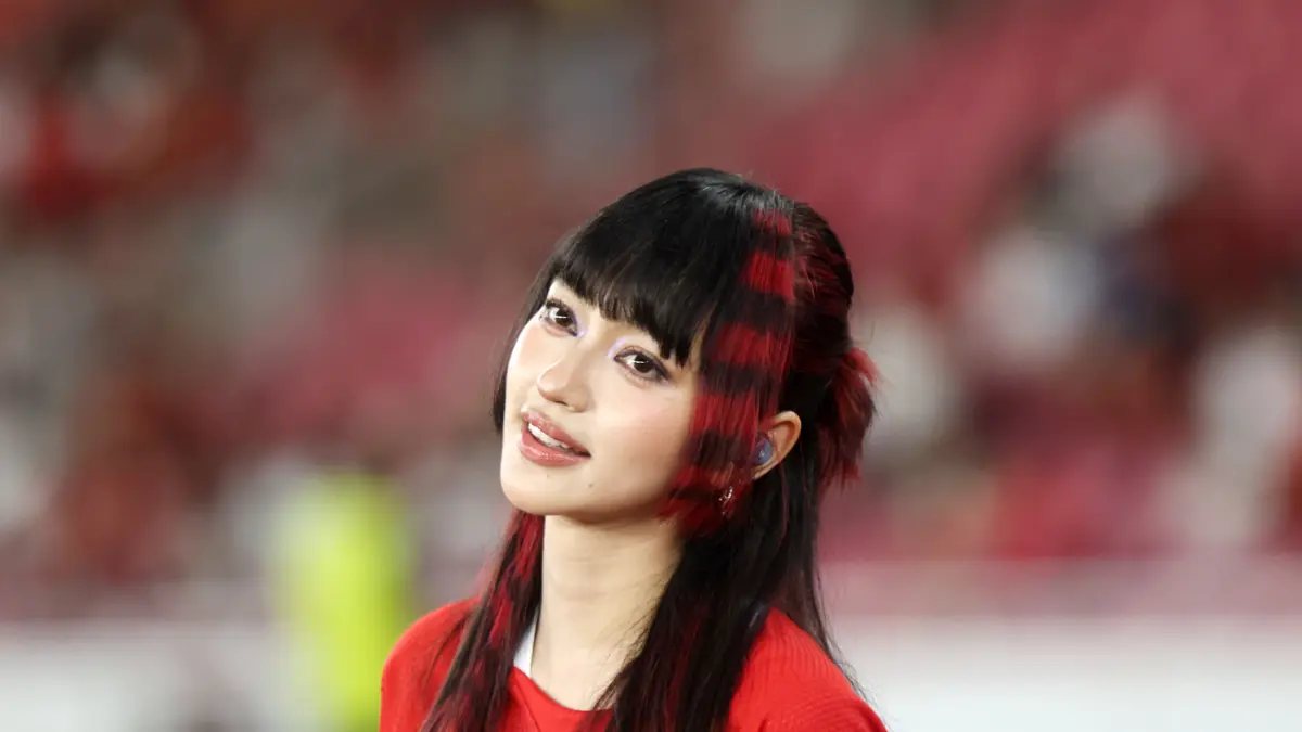 Penampilan khidmat penyanyi Indahkus (Indah Kusuma) yang membawakan lagu nasional "Tanah Airku" berhasil menyihir puluhan ribu suporter di Stadion Utama Gelora Bung Karno (SUGBK). Momen tersebut berlangsung tepat sebelum kick-off laga Persahabatan Interna