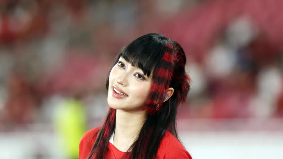 Penampilan khidmat penyanyi Indahkus (Indah Kusuma) yang membawakan lagu nasional "Tanah Airku" berhasil menyihir puluhan ribu suporter di Stadion Utama Gelora Bung Karno (SUGBK). Momen tersebut berlangsung tepat sebelum kick-off laga Persahabatan Interna