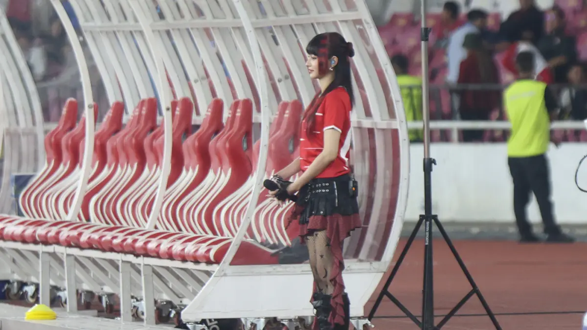 Penampilan khidmat penyanyi Indahkus (Indah Kusuma) yang membawakan lagu nasional "Tanah Airku" berhasil menyihir puluhan ribu suporter di Stadion Utama Gelora Bung Karno (SUGBK). Momen tersebut berlangsung tepat sebelum kick-off laga Persahabatan Interna