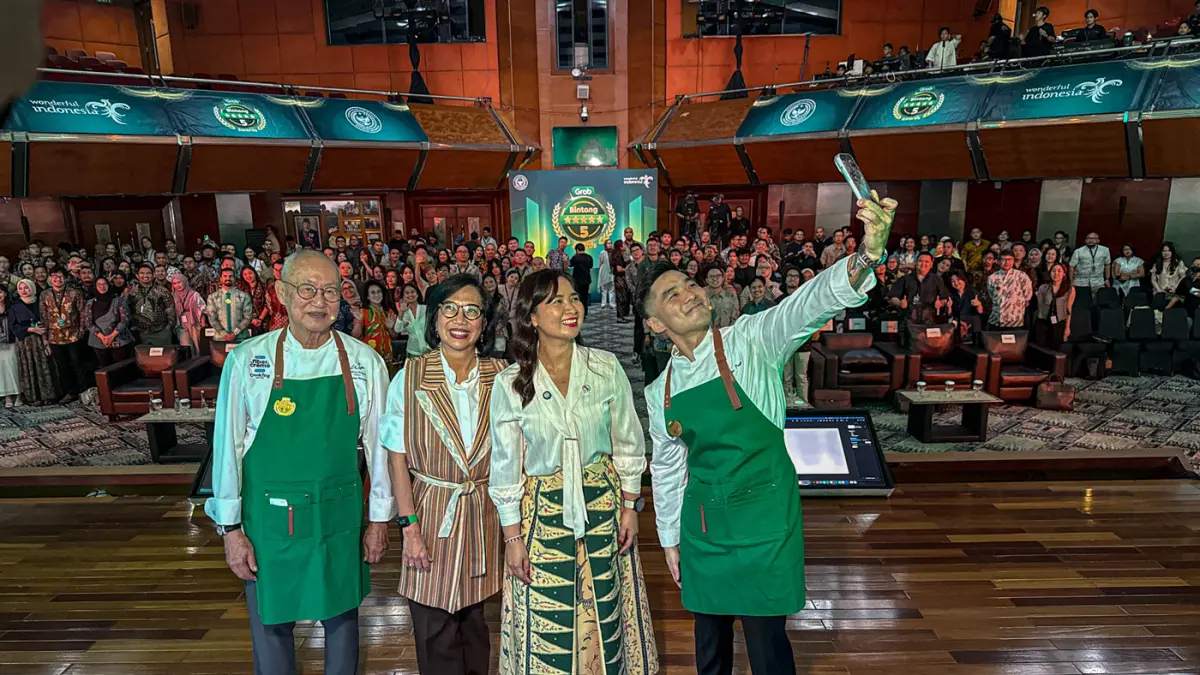 Dari kiri Chef Martin Praja, Wakil Menteri Pariwisata (Wamenpar) Republik Indonesia Ni Luh Puspa, CEO Grab Indonesia Neneng Goenadi dan Chef William Wongso melakukan swafoto saat acara penganugrahan Grab Bintang 5 di Jakarta, Jumat (12/06/2026). (Hanung H