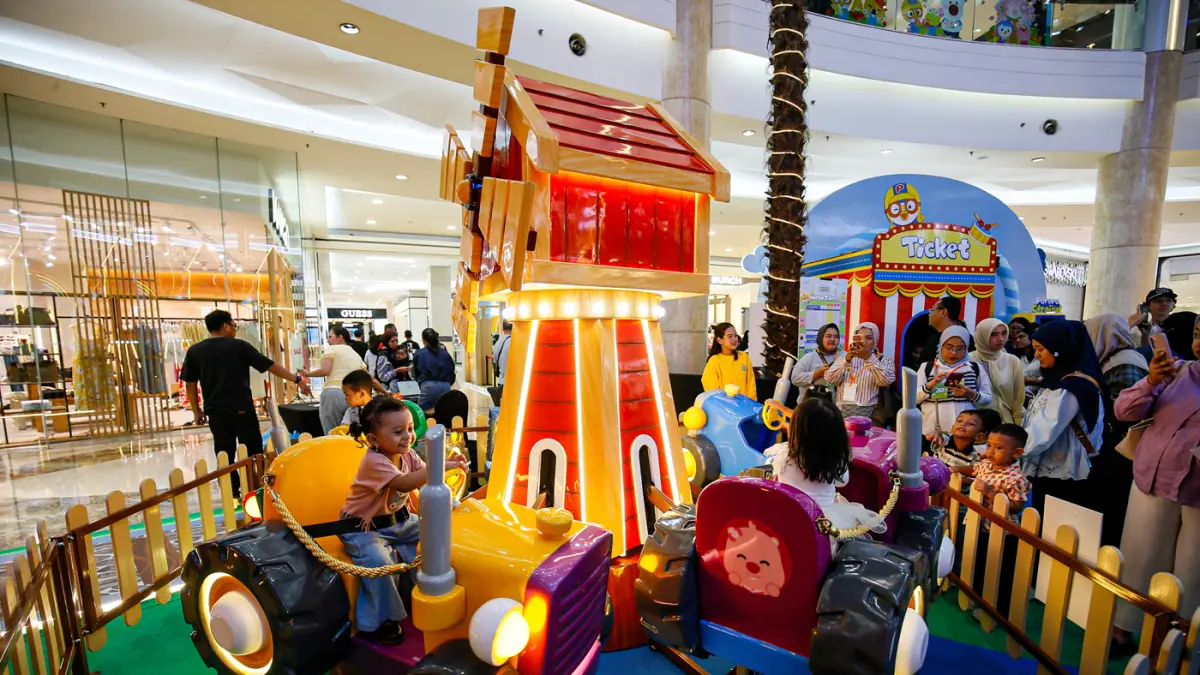 Anak-anak bermain di arena Pororo Carnival: Colorful Garden Adventure di Mal Kota Kasablanka, Jakarta, Jumat (12/6/2026). (Salman Toyibi/Jawa Pos)